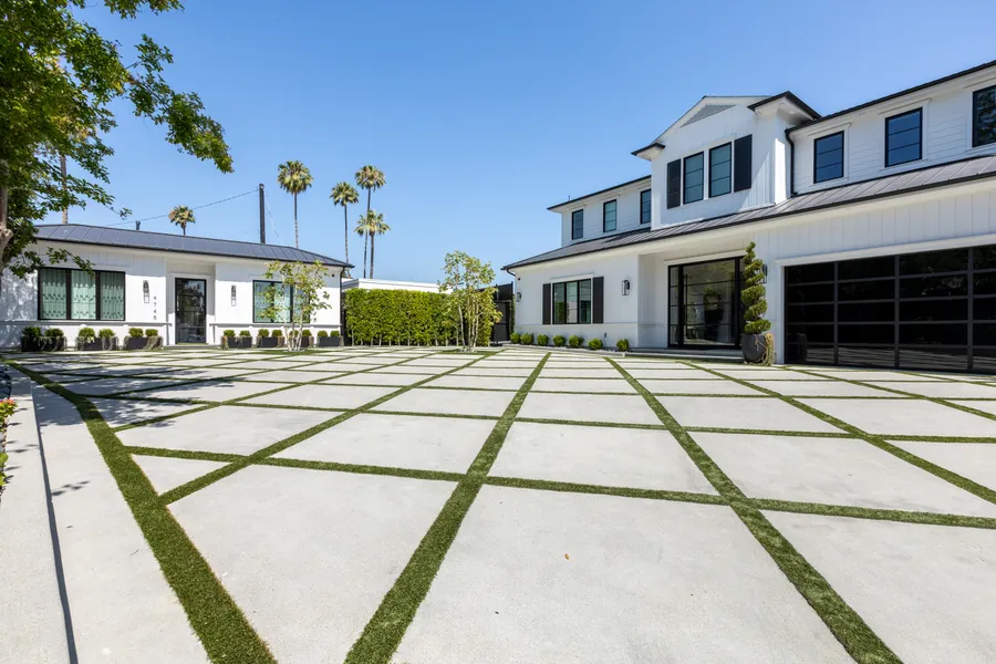 Modern Cape Cod No.006 Photo 1