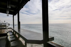 Peaceful Ocean View Restaurant Photo 3