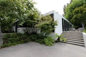 Minimalist Open Floor Modern Photo 3