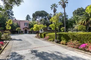 Pink Palace in Pasadena Photo 4