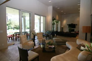 Modern Model Photo 4