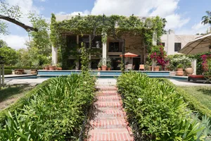 Ivy Covered Dream Photo 4