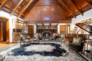 Liongate Manor Photo 3