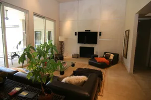 Modern Model Photo 3