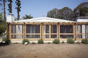 Mid-Century Modern Malibu Ranch Photo 4