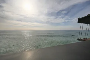 Peaceful Ocean View Restaurant Photo 4