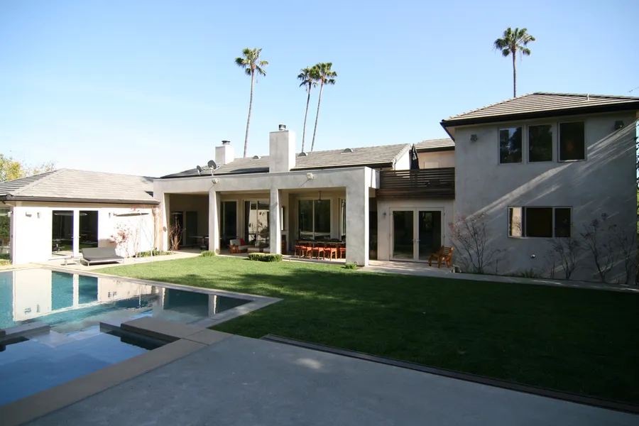 Modern Model Photo 1