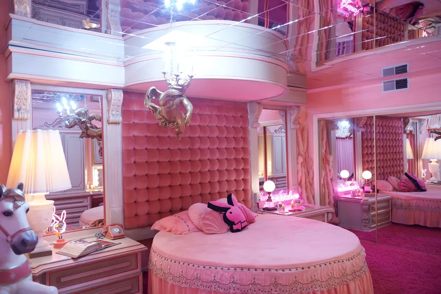 Vintage Pink Hollywood Regency Home Photo 1