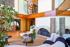 Architectural Beach House Photo 3