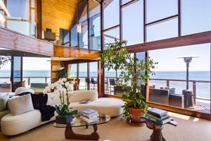 Architectural Beach House Photo 2