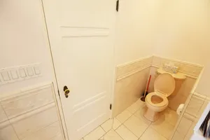 Wood Floored Fairfax House Photo 3