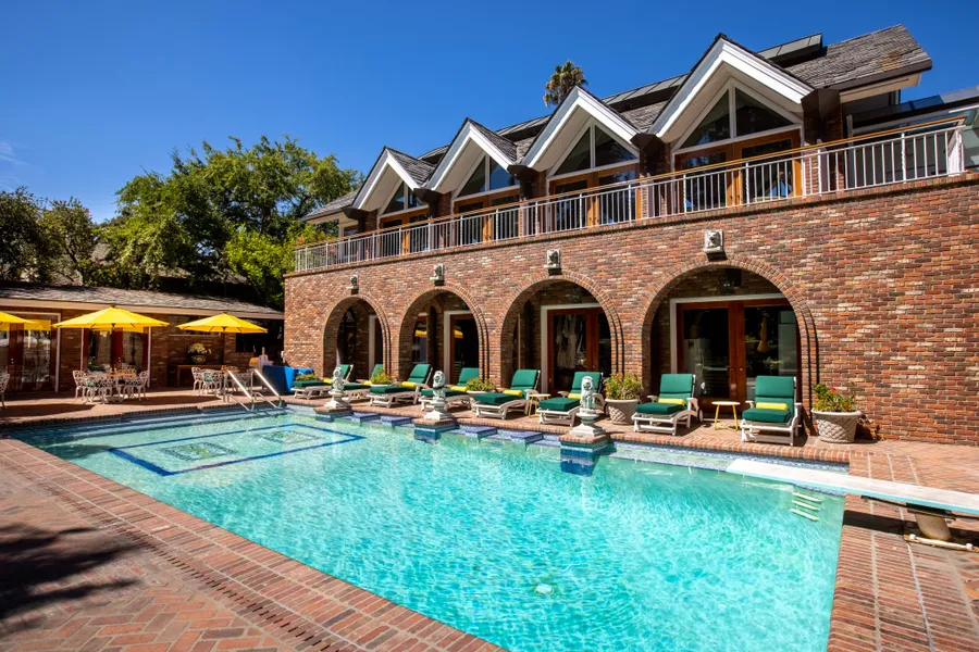 Liongate Manor Photo 1