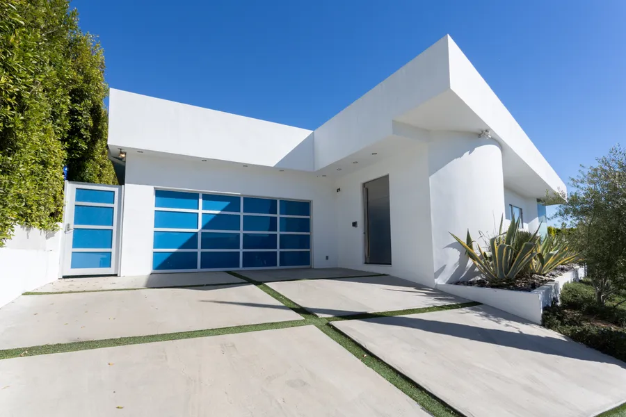 Blue &amp; Bleached Photo 1