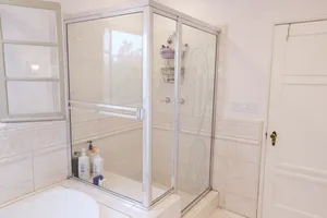 Wood Floored Fairfax House Photo 2