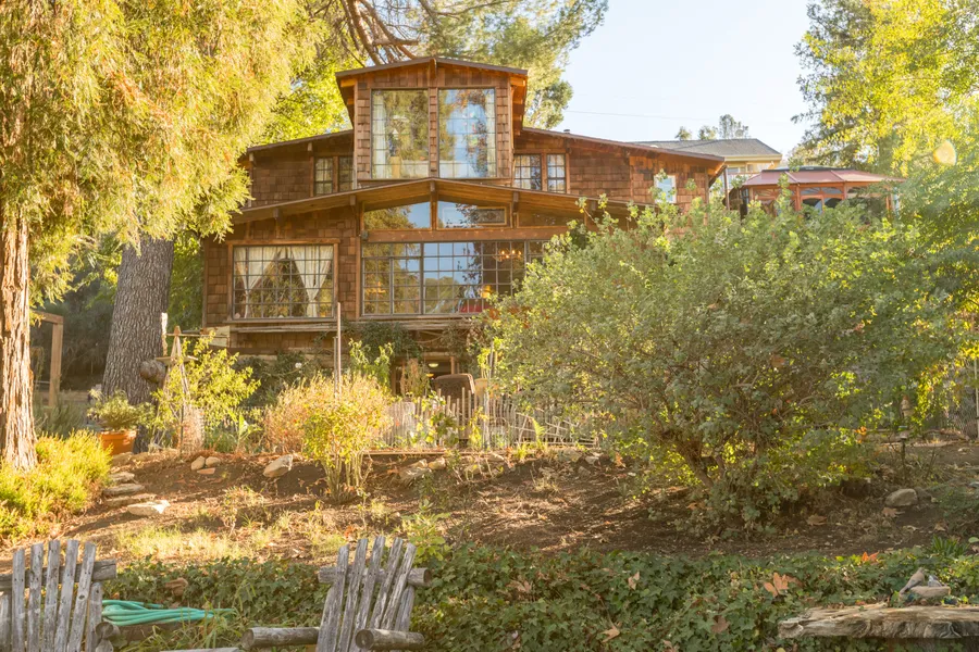 Rustic Lake House Photo 1