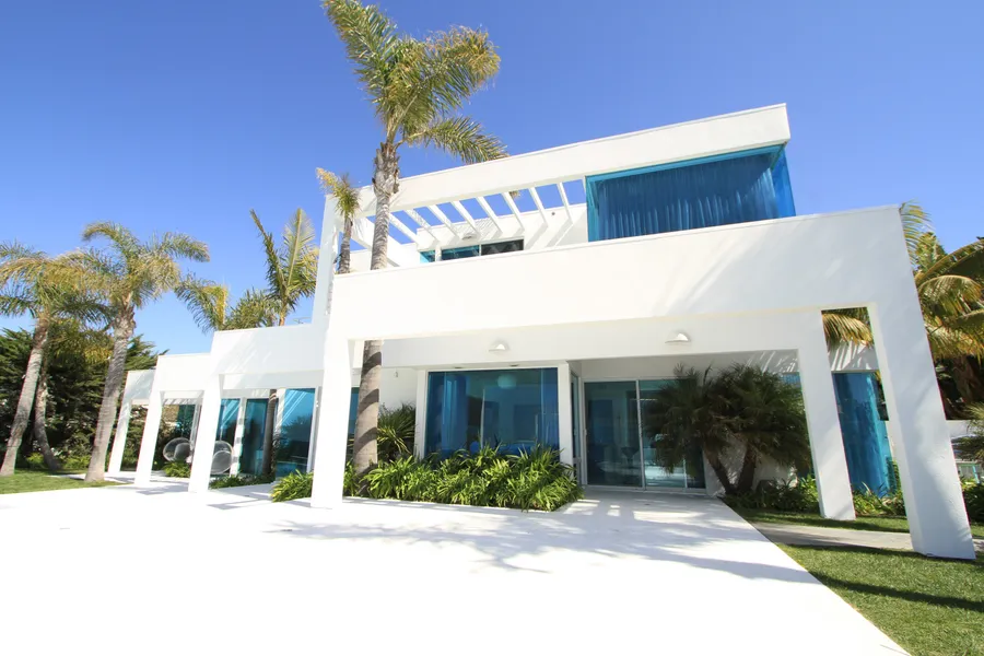 Modern Zuma Bluff Photo 1