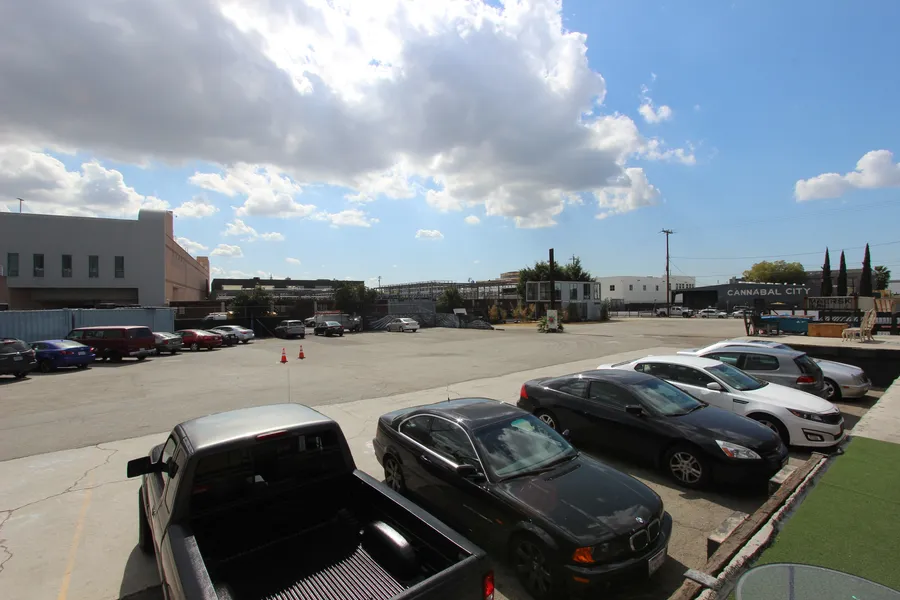 Parking Lot No.80 Photo 1