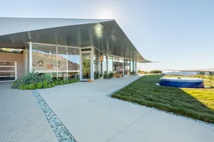 747 Wing House Photo 2