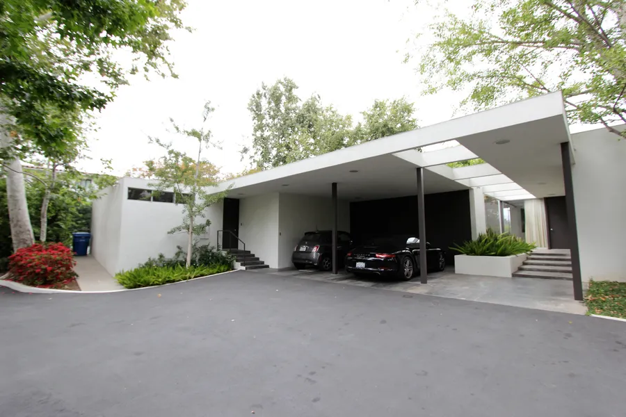 Minimalist Open Floor Modern Photo 1