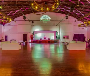 Contemporary Restaurant and Entertainment Venue Photo 4