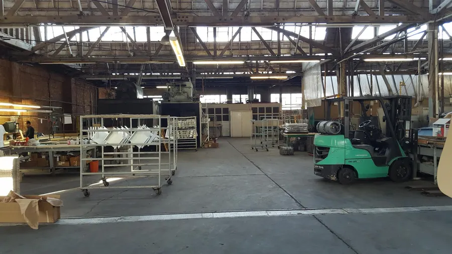 Spacious Warehouse/office/ and private parking. Photo 1