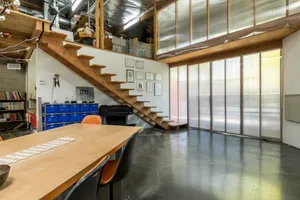 Modern Office No.370 Photo 2