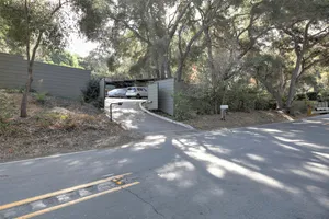 Secluded Modern Photo 3