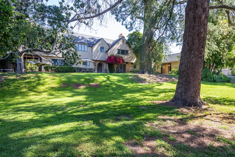 Mansion No.2025 Photo 1