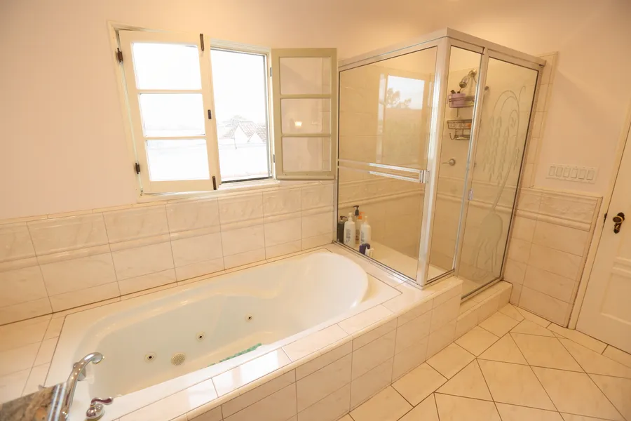 Wood Floored Fairfax House Photo 1