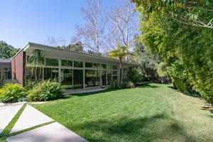 Mid-Century Modern Zen Photo 4