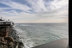 Peaceful Ocean View Restaurant Photo 2