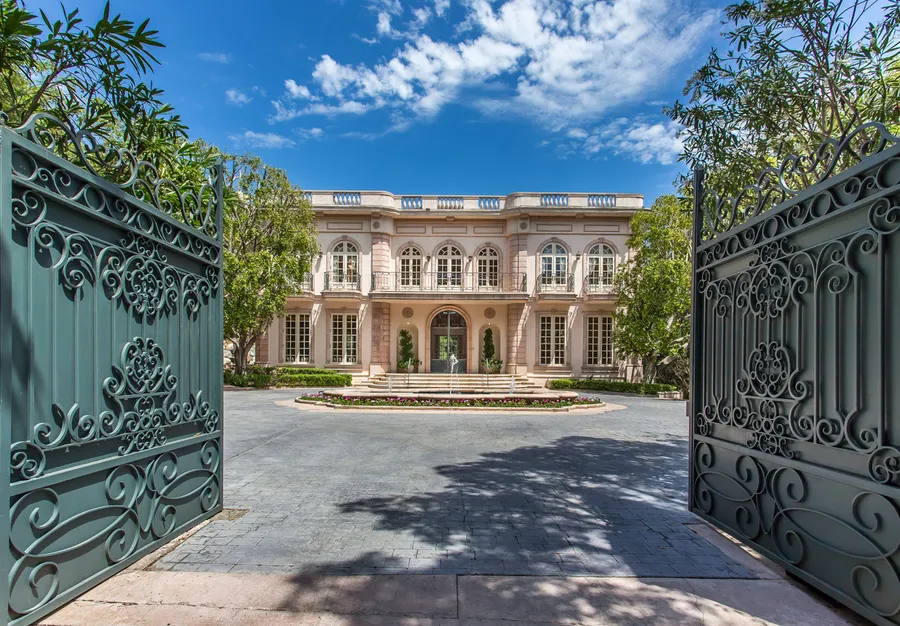 Le Chateau Rose Photo 1