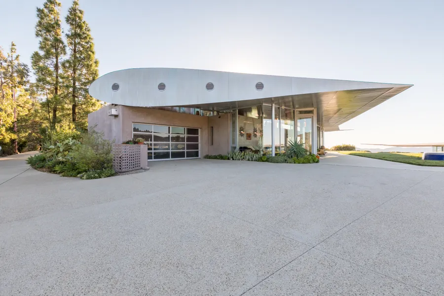 747 Wing House Photo 1