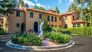 Silverlake Mansion Photo 2