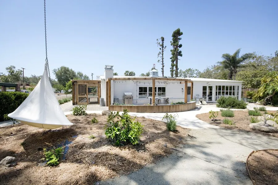 Mid-Century Modern Malibu Ranch Photo 1