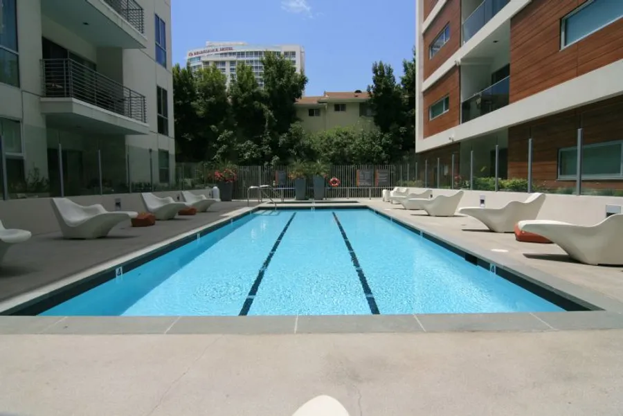 The Hollywood No.409 Photo 1