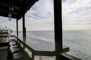 Peaceful Ocean View Restaurant Photo 3