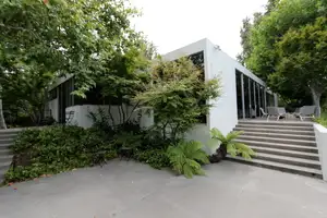 Minimalist Open Floor Modern Photo 3