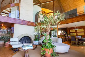 Architectural Beach House Photo 4