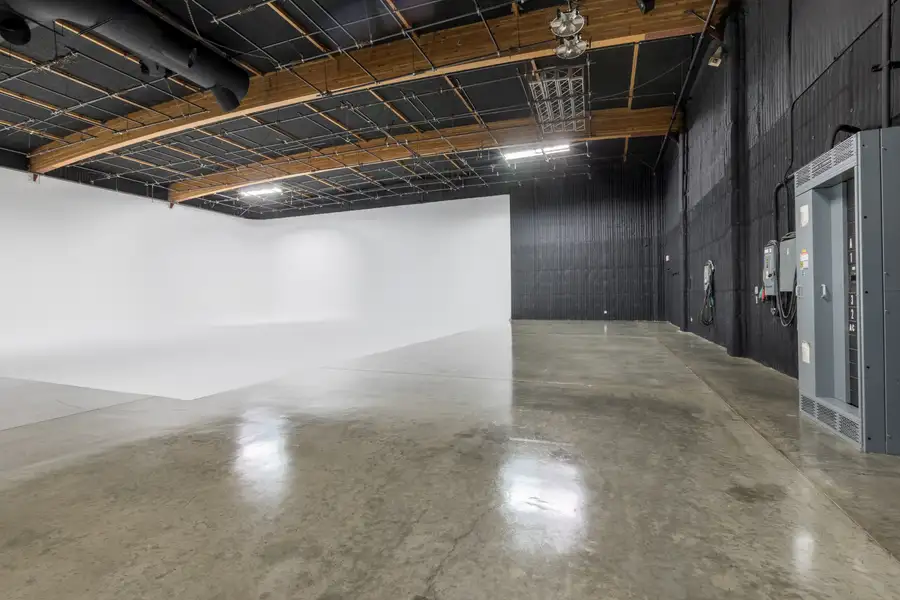 Large Studio Photo 1