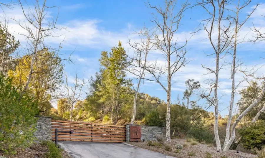 Where Oaks Meet Luxury, Calabasas Photo 1