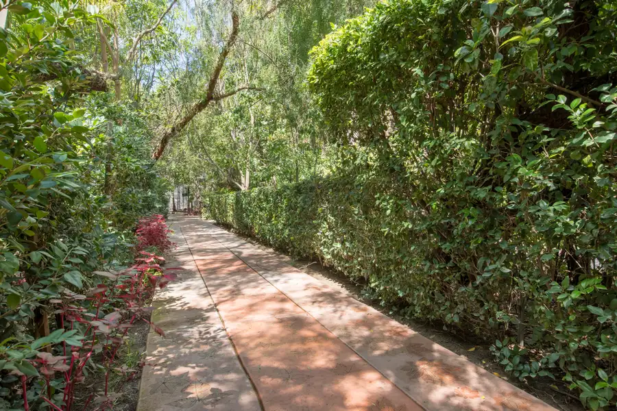 Garden Paradise Photo 1