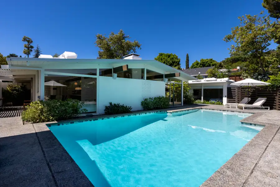 Mid Century Modern No.7 Photo 1