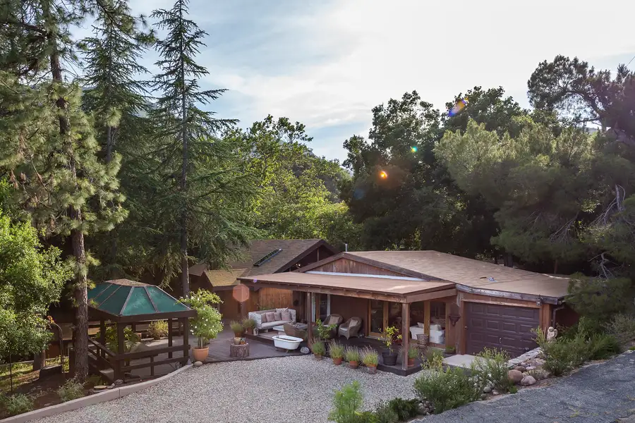 Streamside Redrock Cabin Photo 1