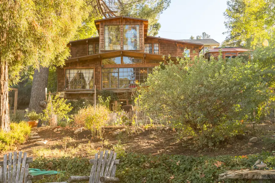 Rustic Lake House Photo 1