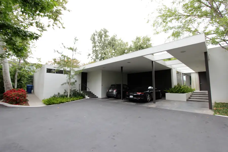 Minimalist Open Floor Modern Photo 1