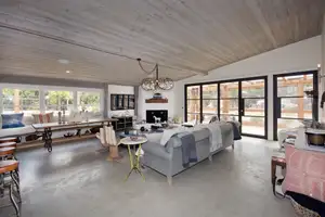 Mid-Century Modern Malibu Ranch Photo 2