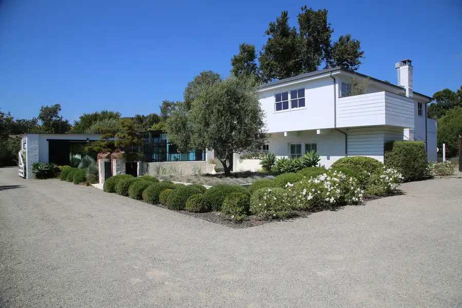 Mid-Century Modern Malibu Ranch Photo 1