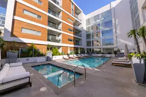 The Hollywood No.311 Photo 3