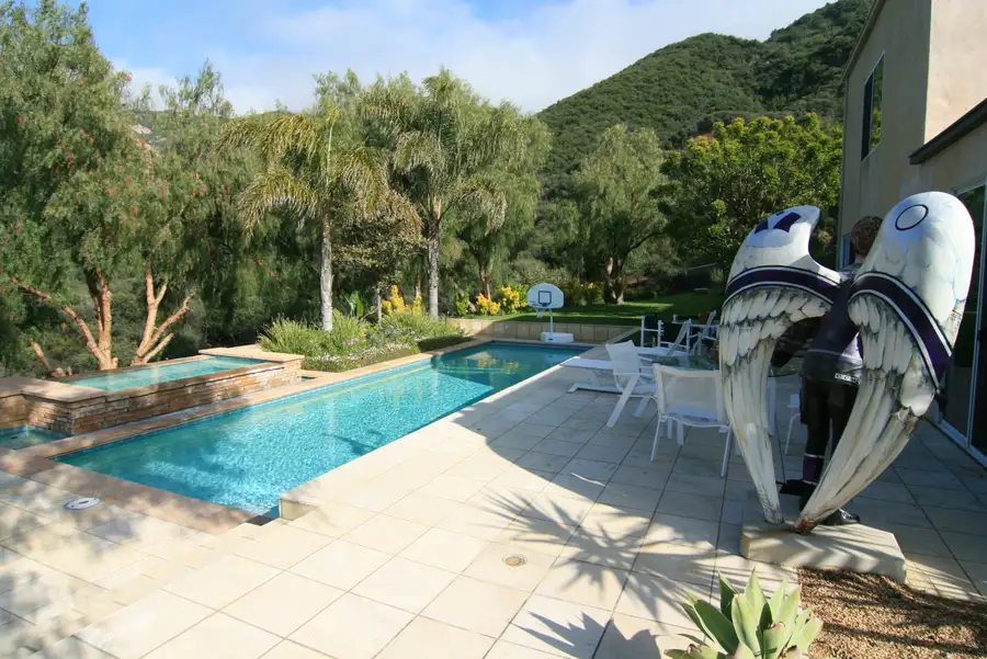 Hillside Memorabilia Modern Photo 1